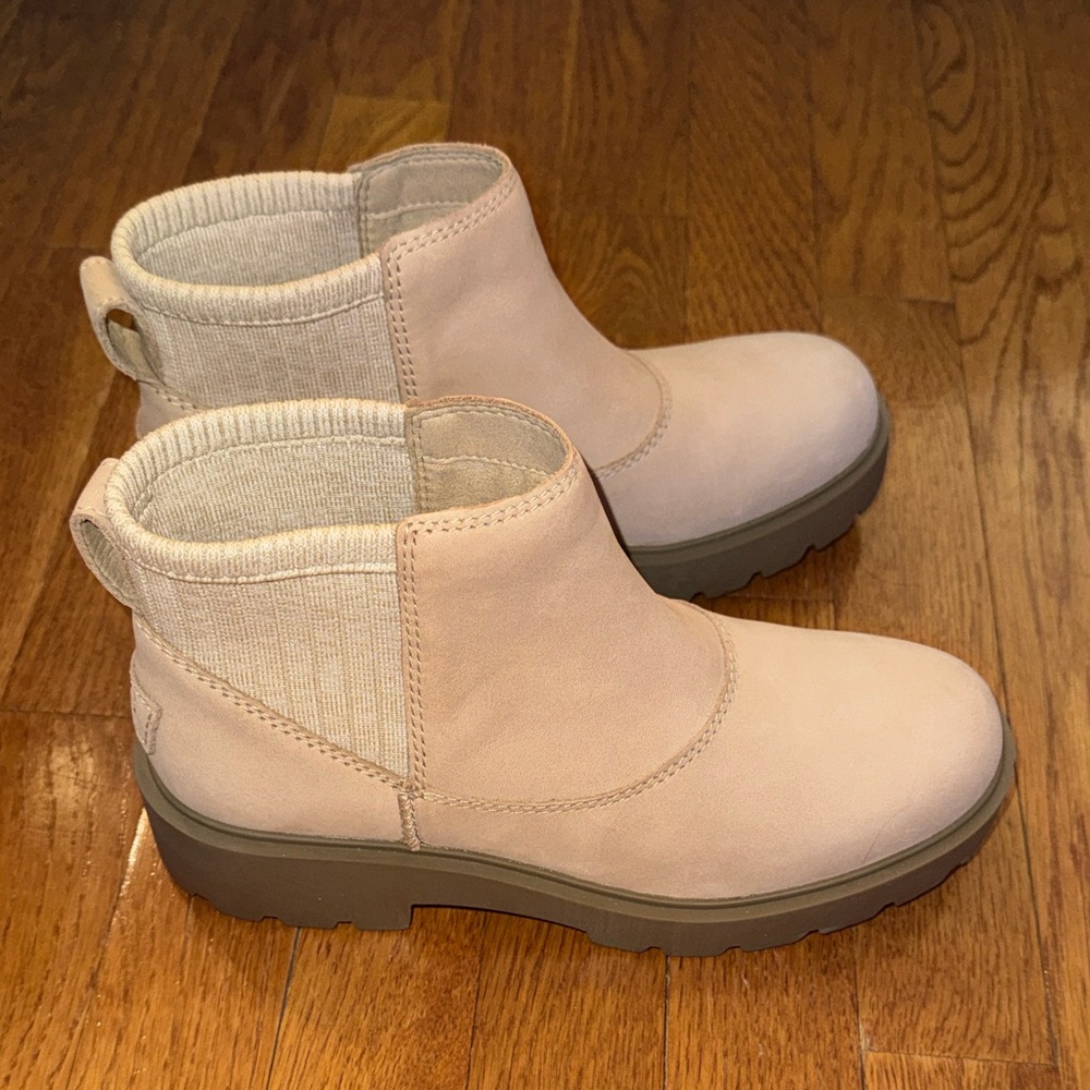 Women's UGGs NWT Neutral Beige Chelsea Platform Boots - Picture 3 of 8